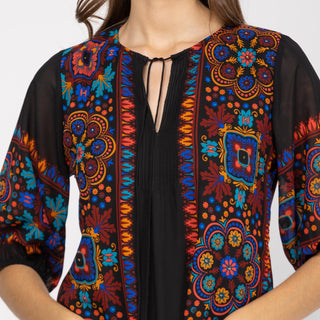 Vestido acampanado corto con pliegues delanteros