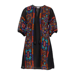 Vestido acampanado corto con pliegues delanteros
