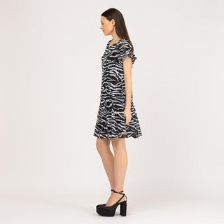 Vestido corto estampado con volantes