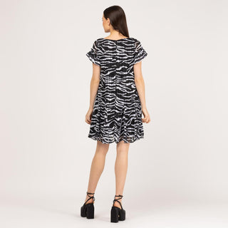 Vestido corto estampado con volantes
