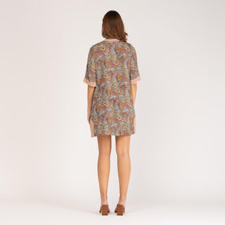 Vestido corto estampado con encaje