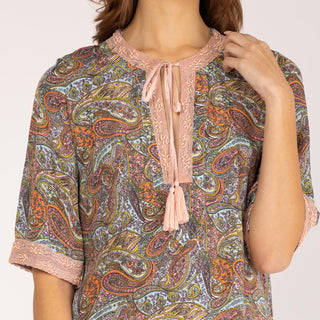 Vestido corto estampado con encaje