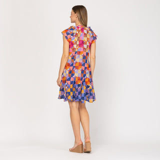Vestido corto estampado con volantes