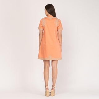 Vestido corto recto con bordado