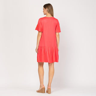 Vestido con volante y bordado