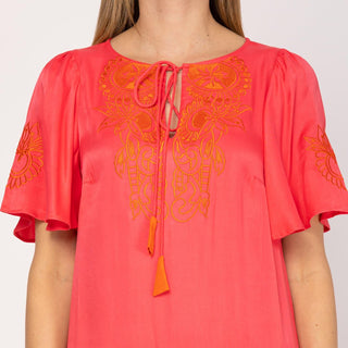 Vestido con volante y bordado