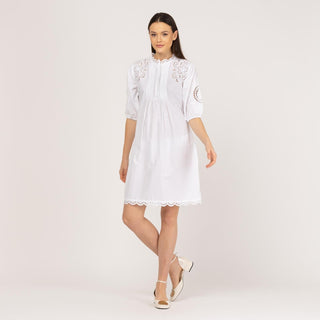 Vestido corto de algodón con bordado blanco