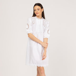 Vestido corto de algodón con bordado blanco
