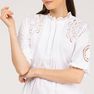 Vestido corto de algodón con bordado blanco