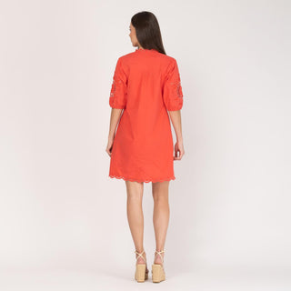 Vestido corto de algodón con bordado naranja